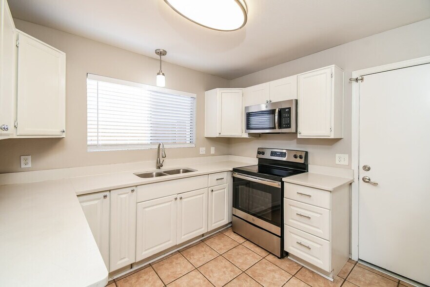Building Photo - 4755 W Wahalla Ln
