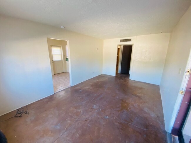 Building Photo - Townhome For Rent