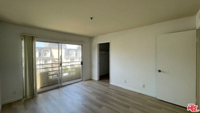 Building Photo - 420 S Harvard Blvd