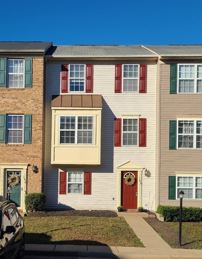 Building Photo - Beautifully Updated 4 BR, 2.5 BA Townhome