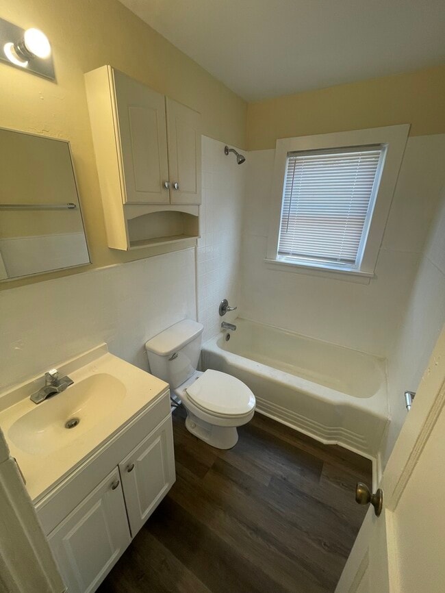 Building Photo - 1BD 1BA Duplex