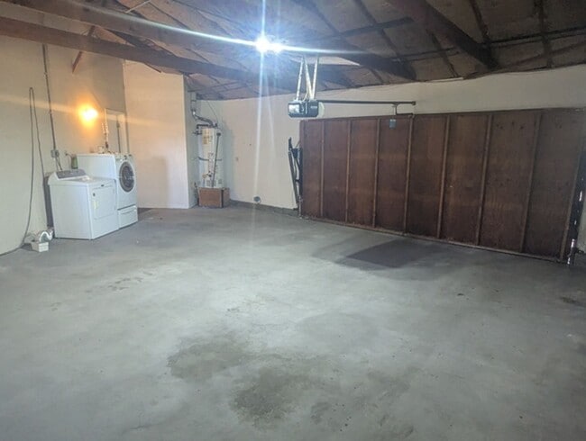 Building Photo - 3 Bed - 2 Bath House with Solar & Mountain...