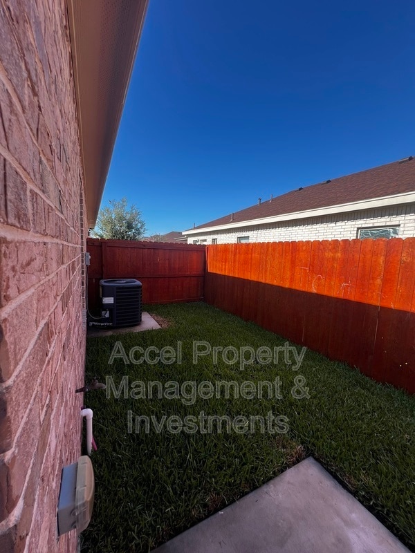 Building Photo - 1327 W Garfield Ave