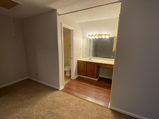 Building Photo - AWESOME 2 BEDROOM CONDO IN PARKWAY HEIGHTS...