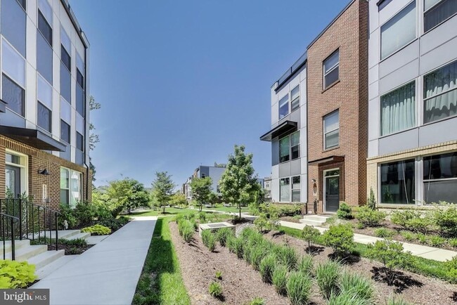Building Photo - 5004 Oakmoore Dr
