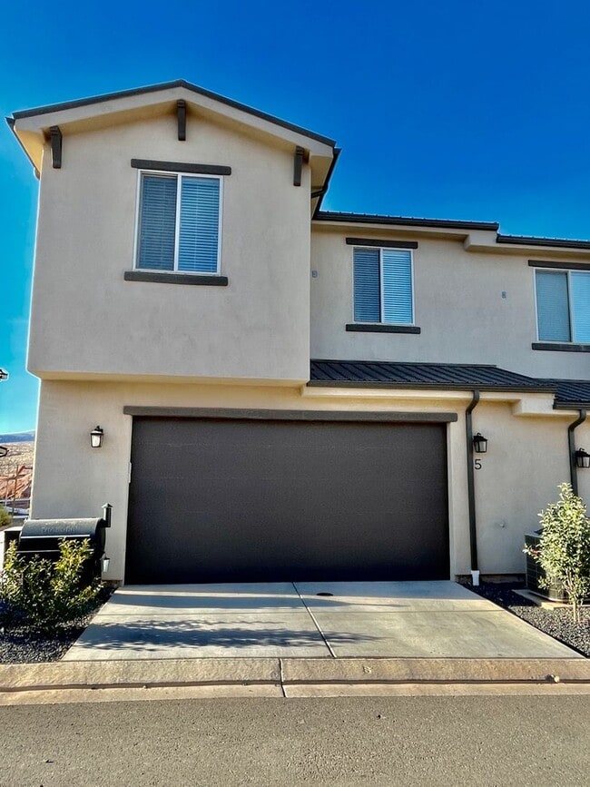 Building Photo - Beautiful Four-Bedroom Luxury Sage Villas Townhome in Ivins