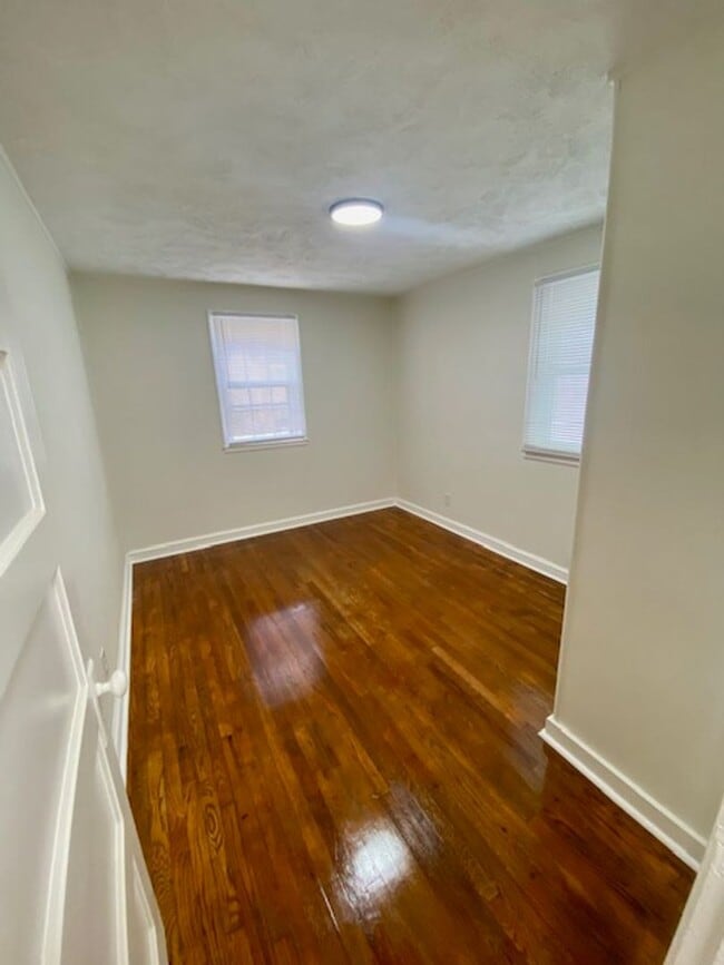 Building Photo - 1-Bedroom, 1-bathroom Apartment