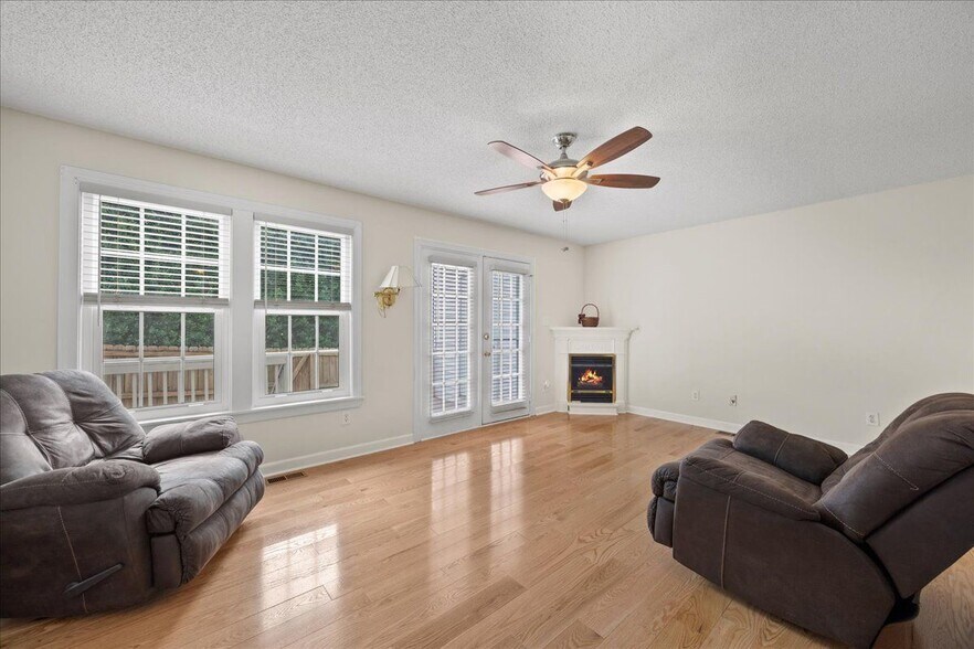 Building Photo - 1932 Stroll Cir