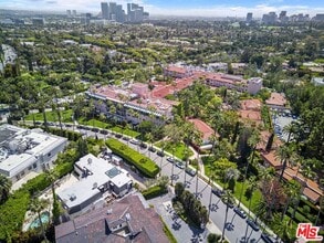 Building Photo - 910 N Crescent Dr