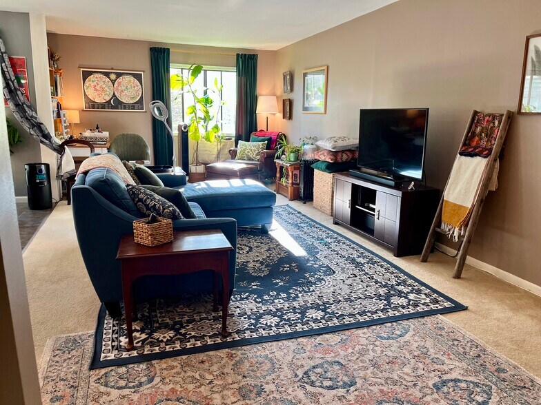 Building Photo - 28 Scarborough Ln