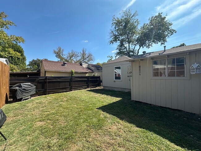 Building Photo - 7115 Parkdale Dr