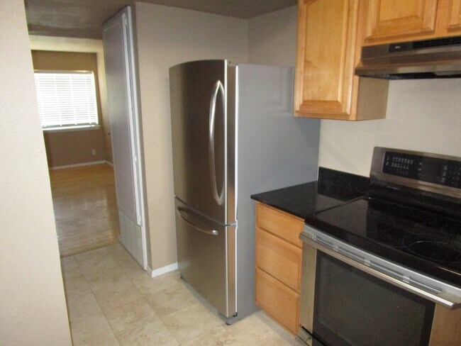 Building Photo - (2) Bed/(2.5) Bath Townhome Avail Now! Poo...