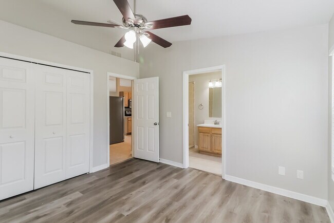 Building Photo - 3238 Riverdale Dr