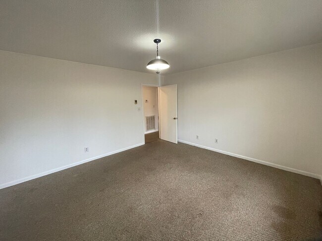 Building Photo - 3 bedroom 1.5 bath house available.   Pet friendly!