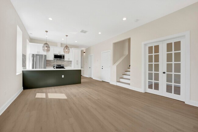 Building Photo - 2021 W Shakespeare Ave