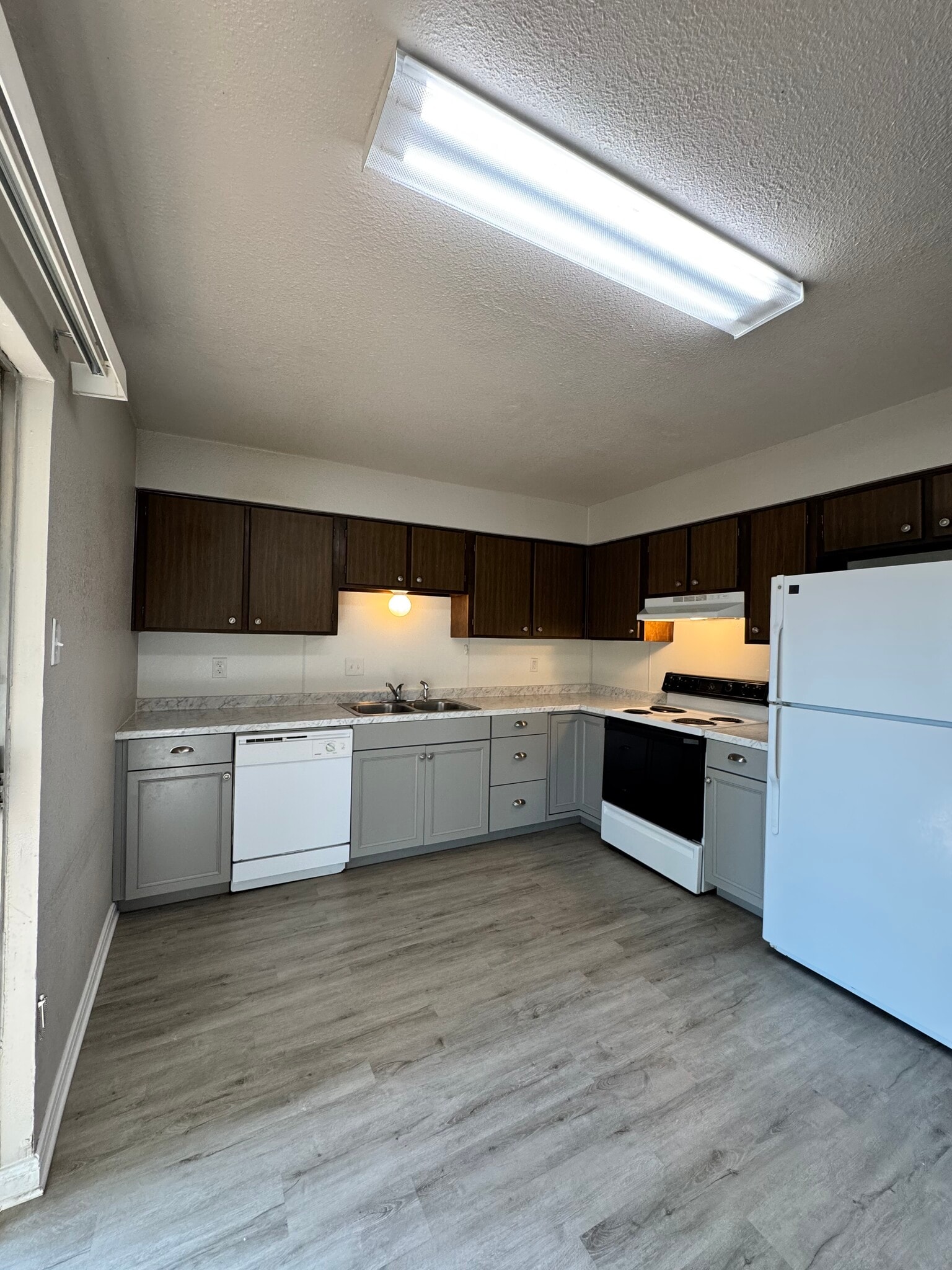 Kitchen - 211 W Cardinal Ln