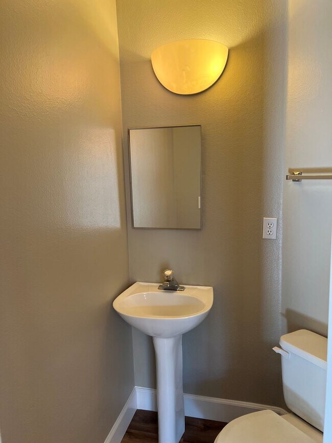 Building Photo - GORGEOUS TOWNHOME FOR IMMEDIATE MOVE-IN