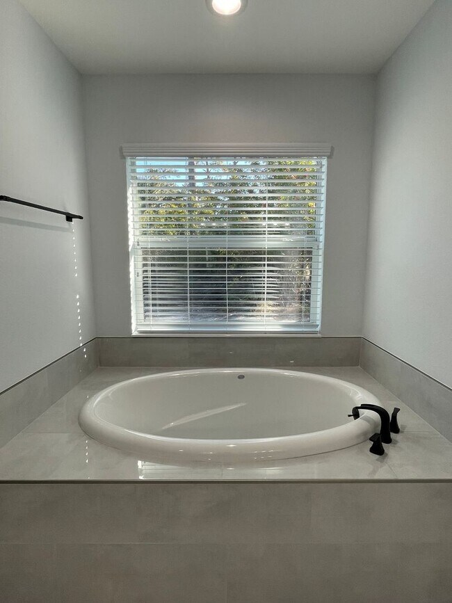 Building Photo - **SHOWS LIKE NEW!**