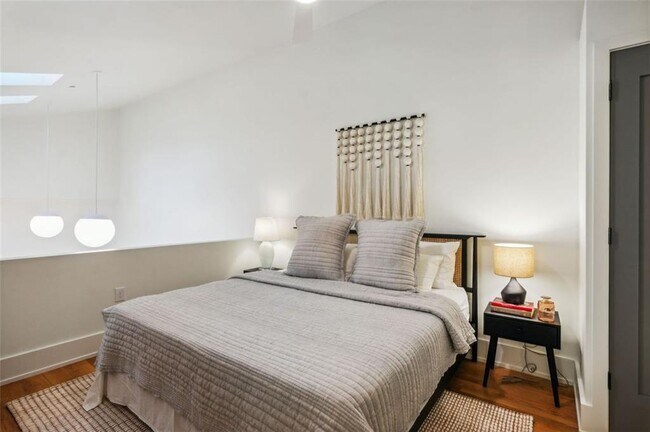 Building Photo - 955 Wylie St SE