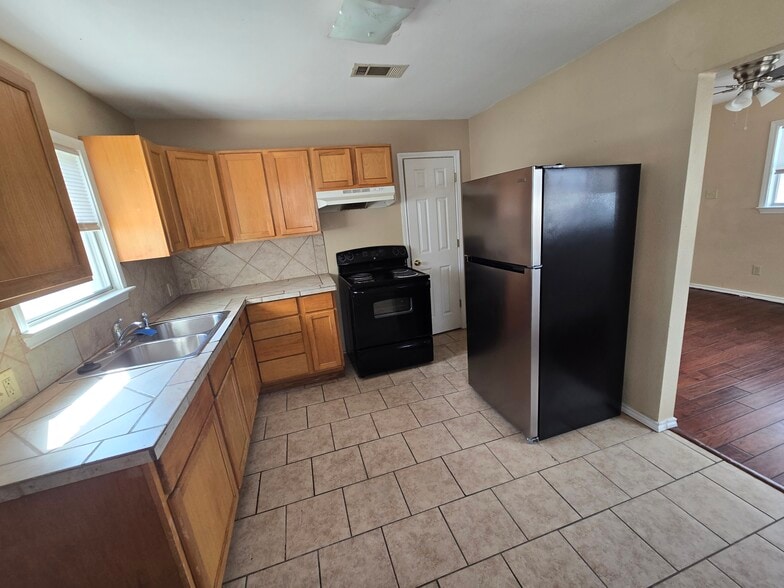 Kitchen - 505 Veterans Ave