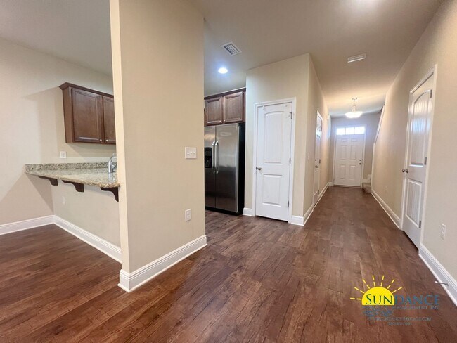 Building Photo - Reserve Pointe Townhome with Community Pool!
