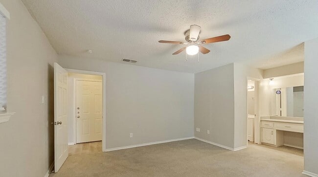 Building Photo - MOVE IN READY