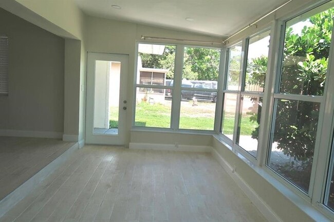Building Photo - 113 SW 22nd Ave