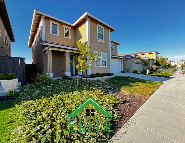 Building Photo - Spacious and Modern 4-Bedroom Home in Desi...
