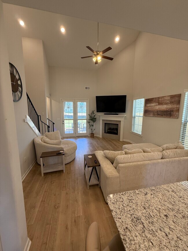 Building Photo - 430 Maple St