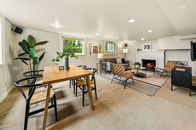 Building Photo - Capitol Hill View Home