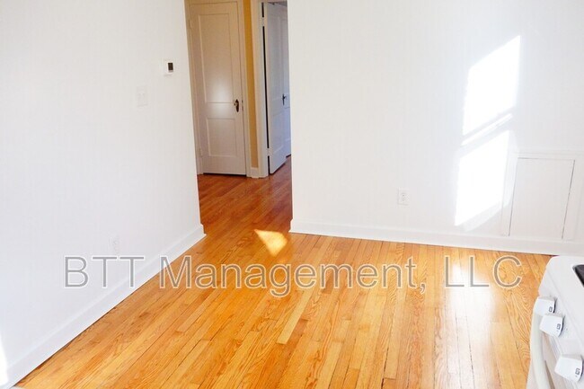 Building Photo - 907 Hudson Ave