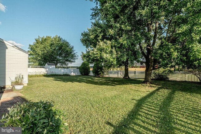 Building Photo - 10 Honey Locust Ln