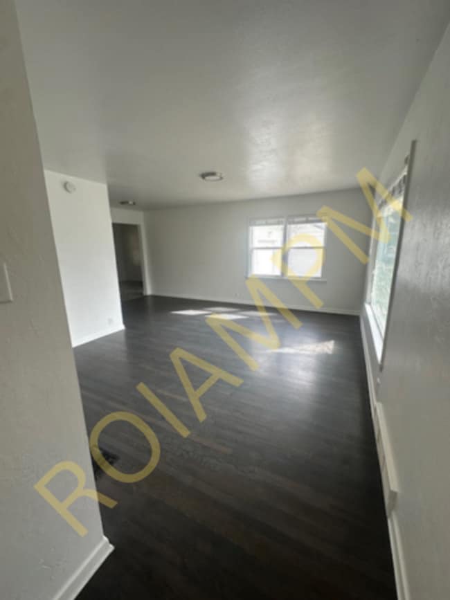 Building Photo - 3 Bed / 2 Bath Home – Fenced Yard & Garage