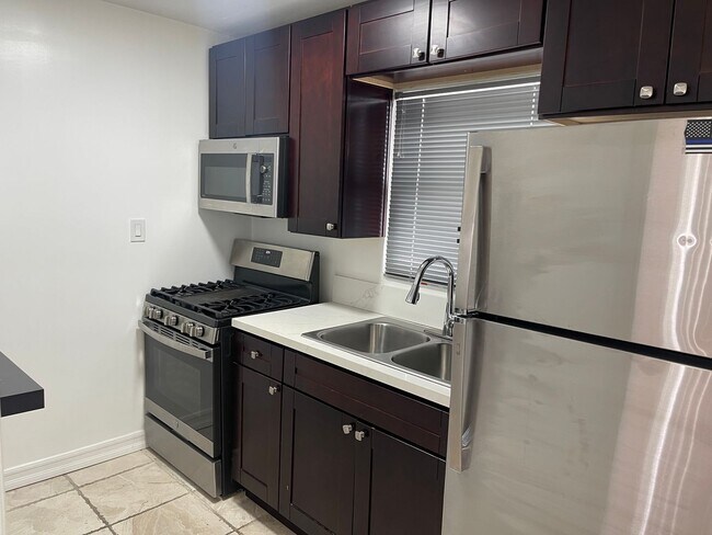 Building Photo - Updated 1 Bedroom 1 Bathroom apartment in ...