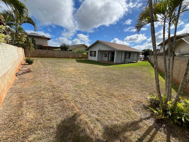 Building Photo - Mililani Town - 2 bedrooms, 1 bathroom hom...