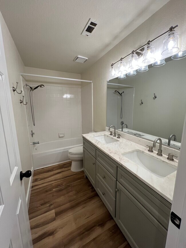 Building Photo - 827 Notre Dame Dr