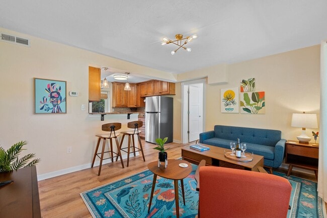 Building Photo - Charming 3Bed 2bath Nestled in the heart o...