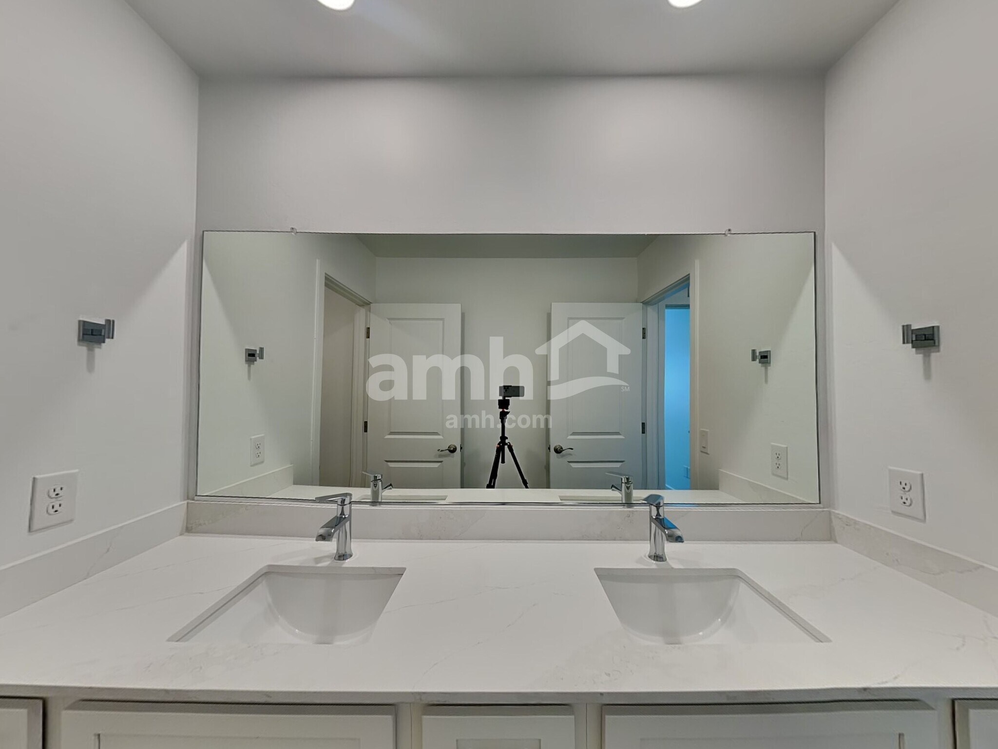 Building Photo - 6210 W Calle Lingo