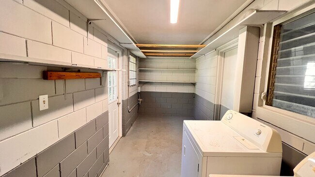 Building Photo - Timeless Charm Meets Modern Comfort in the Heart of Winter Park! WASHER & DRYER INCLUDED!