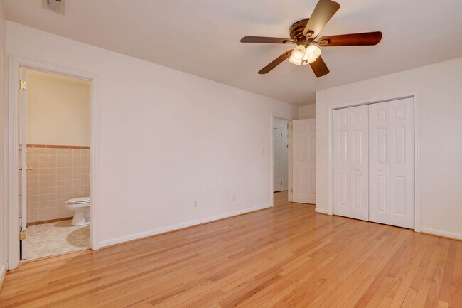 Building Photo - 1403 Hawthorne Dr