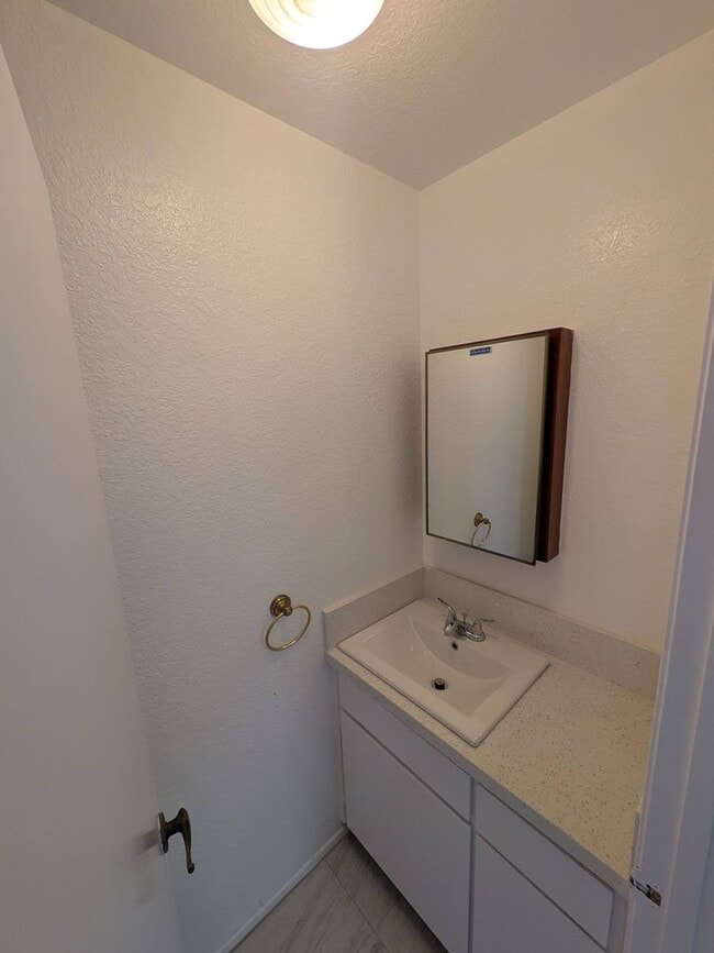 Building Photo - B- 6-Unit  9532-9536 1/2 Cedar Street.