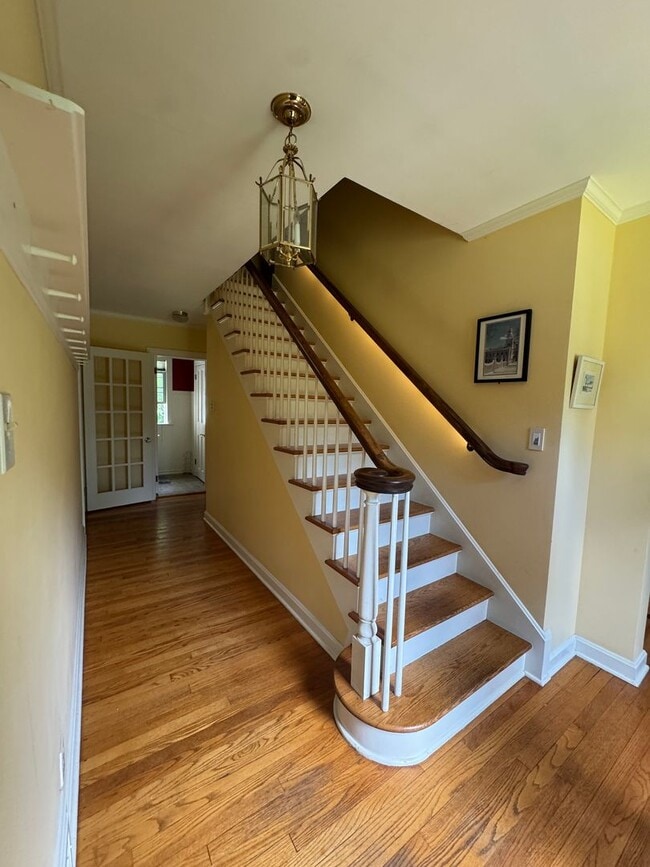 Building Photo - Beautifully Furnished Three Bedroom Home
