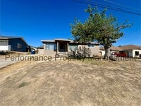 Building Photo - Charming 3 Bed/1 Bath House w/ RBP & Secur...