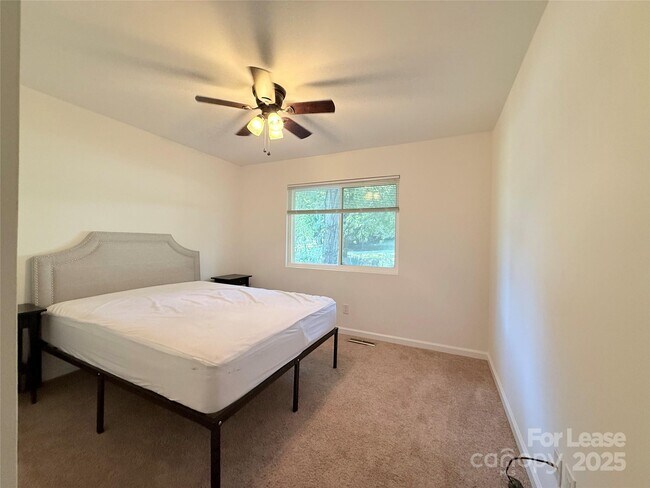 Building Photo - 120 Rustic Way Ln