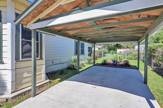 Building Photo - 1004 Mccall Ave