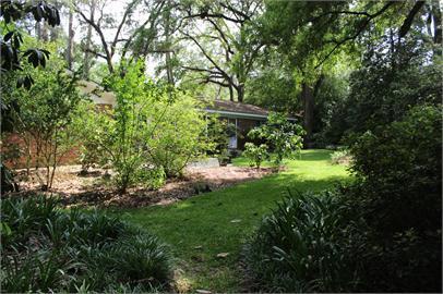 Building Photo - Gorgeous 4/3 Home with fenced yard and garage