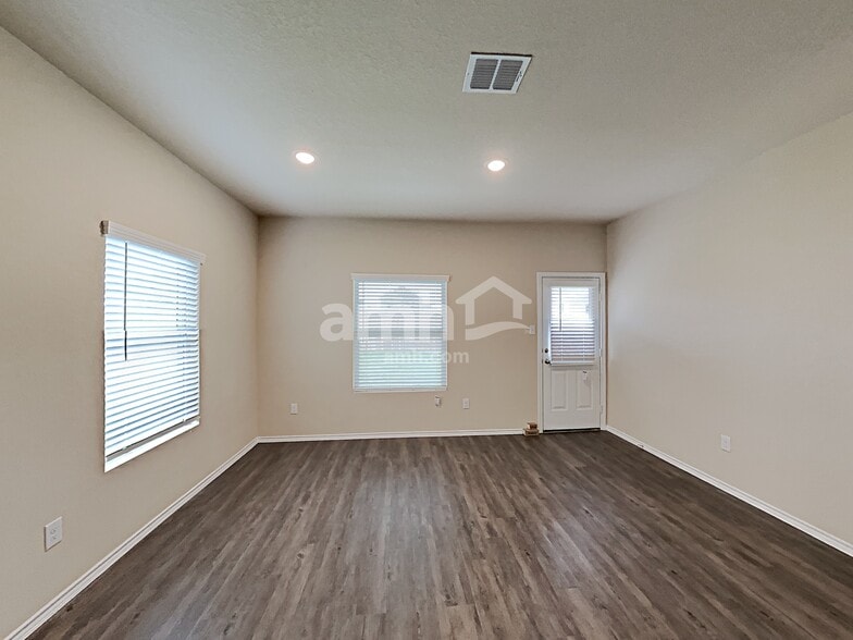 Building Photo - 747 Red Barn Bnd