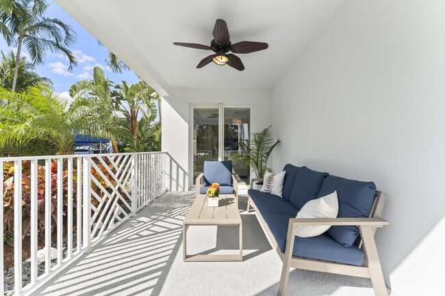 Building Photo - 315 Bay Colony Dr N