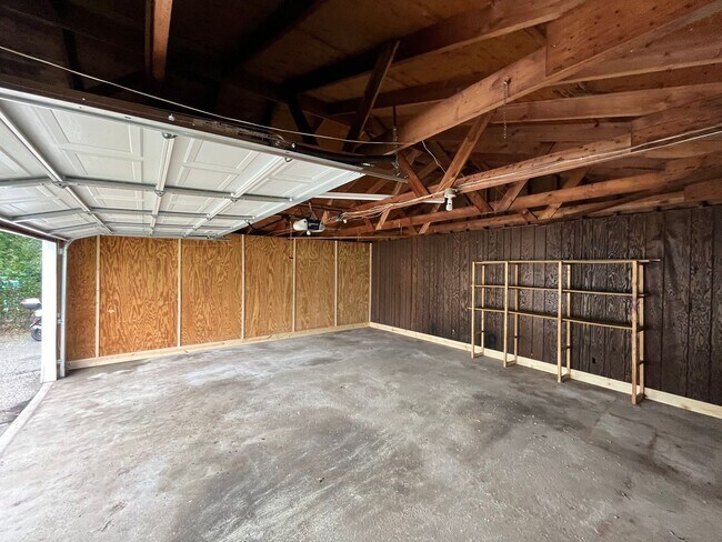 Building Photo - Gorgeous 2 Bedroom House with Massive Two Car Garage! Apply Today!