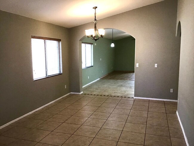 Building Photo - Nice Clean 3 Bdrm/ 2Ba located Off Linda V...